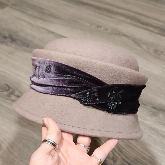 Vintage 100% Wool Gray & Crushed Velvet Beaded Hat - Picture 1 of 8